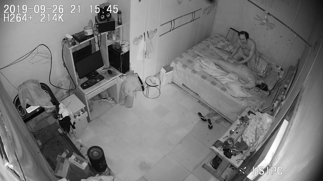 最新流出居家攝像頭黑客破解拍攝到的小夫妻啪啪過性生活 先用震動棒震的淫水直流 再各種花式抽插 原版高清